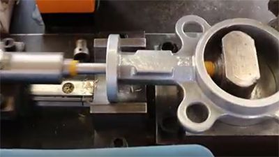 Machine automatique d'installation de joints de tige de vanne