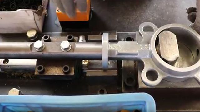 Machine automatique d'installation de joints de tige de vanne JYLY